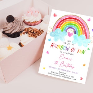 Puede incluir: Una invitaci&oacute;n de cumplea&ntilde;os con tem&aacute;tica de arco&iacute;ris con un arco&iacute;ris de acuarela, nubes y corazones. El texto dice "&Uacute;nete a nosotros para un arco&iacute;ris de diversi&oacute;n para celebrar el 5&ordm; cumplea&ntilde;os de Emma".