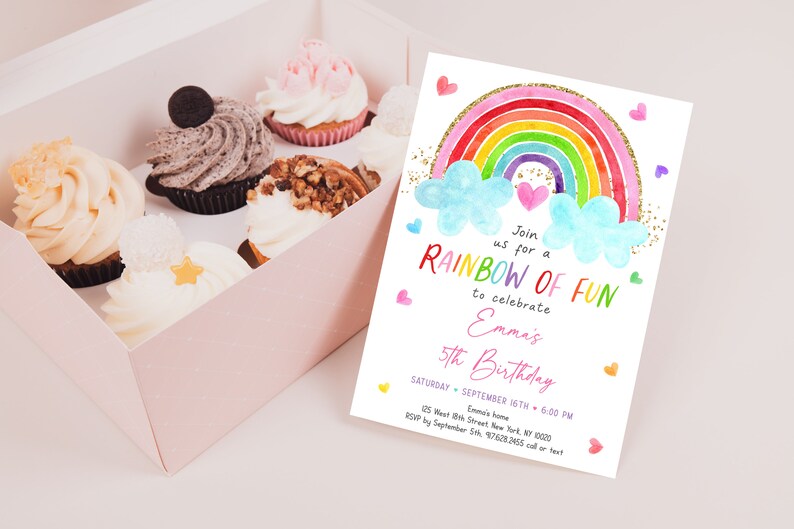 Puede incluir: Una invitaci&oacute;n de cumplea&ntilde;os con tem&aacute;tica de arco&iacute;ris con un arco&iacute;ris de acuarela, nubes y corazones. El texto dice "&Uacute;nete a nosotros para un arco&iacute;ris de diversi&oacute;n para celebrar el 5&ordm; cumplea&ntilde;os de Emma".