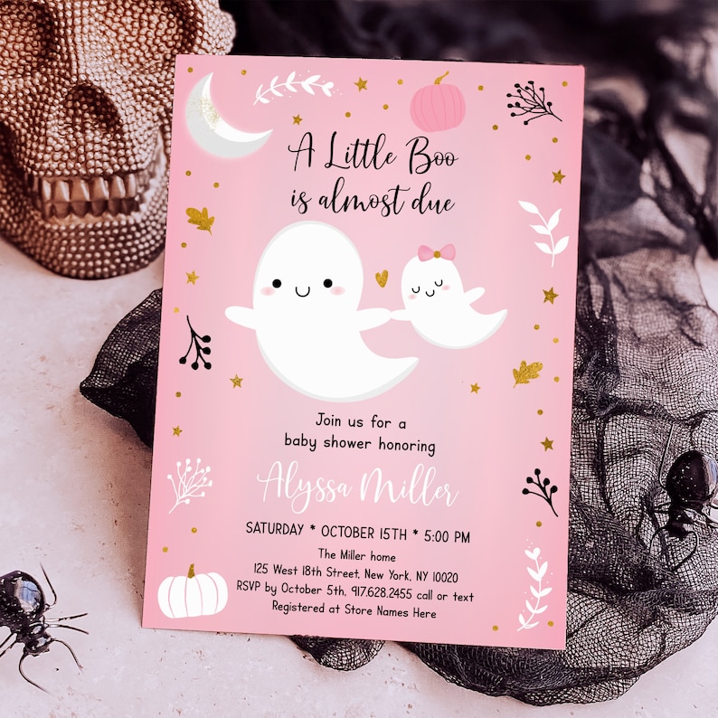 K&ouml;nnte beinhalten: Rosa gef&auml;rbte Babyparty-Einladung mit einem Geister- und K&uuml;rbis-Design. Der Text lautet "A Little Boo is almost due" und enth&auml;lt Datum und Uhrzeit der Party, den Ort und RSVP-Informationen.