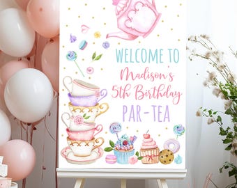 Könnte beinhalten: Ein weißes Willkommens-Schild mit goldenen Punkten und einer Aquarell-Illustration von Teetassen, Cupcakes und einer Teekanne. Der Text lautet "Willkommen zu Madisons 5. Geburtstag Par-Tea".