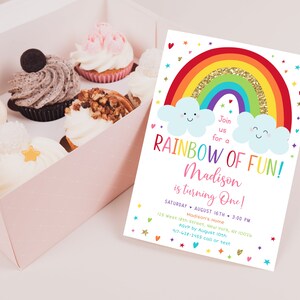 Peut inclure: Une invitation &agrave; un anniversaire pour un premier anniversaire sur le th&egrave;me de l'arc-en-ciel avec un arc-en-ciel color&eacute;, des nuages avec des visages souriants et le texte "Rejoignez-nous pour un arc-en-ciel de plaisir&nbsp;! Madison a un an&nbsp;!" L'invitation comprend la date, l'heure et le lieu de la f&ecirc;te.