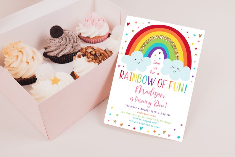 Peut inclure: Une invitation &agrave; un anniversaire pour un premier anniversaire sur le th&egrave;me de l'arc-en-ciel avec un arc-en-ciel color&eacute;, des nuages avec des visages souriants et le texte "Rejoignez-nous pour un arc-en-ciel de plaisir&nbsp;! Madison a un an&nbsp;!" L'invitation comprend la date, l'heure et le lieu de la f&ecirc;te.