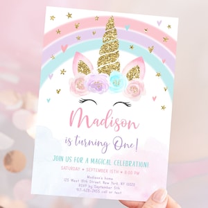 Pode incluir: Um convite de anivers&aacute;rio de unic&oacute;rnio rosa e azul com um arco-&iacute;ris, estrelas e cora&ccedil;&otilde;es. O texto diz "Madison est&aacute; fazendo um ano! Junte-se a n&oacute;s para uma celebra&ccedil;&atilde;o m&aacute;gica! S&aacute;bado, 15 de setembro, 20:00. Casa da Madison 125 West 18th Street, New York, NY 10020 RSVP at&eacute; 5 de setembro 917-628-2455 por telefone ou mensagem de texto"