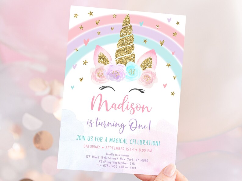 Pode incluir: Um convite de anivers&aacute;rio de unic&oacute;rnio rosa e azul com um arco-&iacute;ris, estrelas e cora&ccedil;&otilde;es. O texto diz "Madison est&aacute; fazendo um ano! Junte-se a n&oacute;s para uma celebra&ccedil;&atilde;o m&aacute;gica! S&aacute;bado, 15 de setembro, 20:00. Casa da Madison 125 West 18th Street, New York, NY 10020 RSVP at&eacute; 5 de setembro 917-628-2455 por telefone ou mensagem de texto"