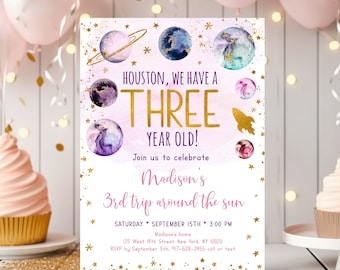 Puede incluir: Una invitación de cumpleaños de temática espacial rosa y morada con estrellas doradas brillantes. La invitación dice "Houston, tenemos un niño de tres años!" y "Únete a nosotros para celebrar el tercer viaje de Madison alrededor del sol".