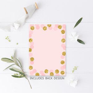 Puede incluir: Tarjeta rosa con un borde de confeti dorado brillante. La tarjeta est&aacute; en blanco por dentro e incluye un dise&ntilde;o en la parte posterior.