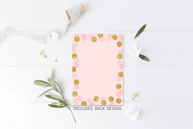 Puede incluir: Tarjeta rosa con un borde de confeti dorado brillante. La tarjeta est&aacute; en blanco por dentro e incluye un dise&ntilde;o en la parte posterior.