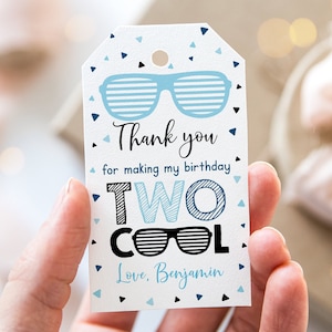 編集可能な 2 つのクールな誕生日のサンキュー タグ、記念品タグ、男の子の夏の誕生日、サングラス、プール パーティー、デジタル ダウンロード A538