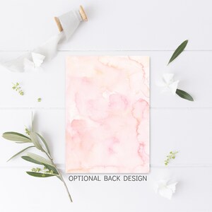 Puede incluir: Un fondo de acuarela rosa y naranja con un borde blanco. El fondo es rosa claro con remolinos rosa oscuro y naranja. El borde es una fina l&iacute;nea blanca.