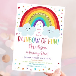 Peut inclure: Une invitation &agrave; une f&ecirc;te d'anniversaire sur le th&egrave;me de l'arc-en-ciel avec un arc-en-ciel color&eacute;, des nuages avec des visages souriants et des paillettes dor&eacute;es. Le texte indique "Rejoignez-nous pour un arc-en-ciel de plaisir&nbsp;! Madison a un an&nbsp;!" avec des d&eacute;tails sur la f&ecirc;te, notamment la date, l'heure, le lieu et les informations RSVP.