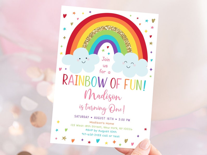 Peut inclure: Une invitation &agrave; une f&ecirc;te d'anniversaire sur le th&egrave;me de l'arc-en-ciel avec un arc-en-ciel color&eacute;, des nuages avec des visages souriants et des paillettes dor&eacute;es. Le texte indique "Rejoignez-nous pour un arc-en-ciel de plaisir&nbsp;! Madison a un an&nbsp;!" avec des d&eacute;tails sur la f&ecirc;te, notamment la date, l'heure, le lieu et les informations RSVP.