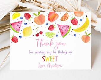 Könnte beinhalten: Eine weiße Dankeskarte mit einem bunten Früchte-Motiv. Die Karte lautet "Vielen Dank, dass du meinen Geburtstag so SÜSS gemacht hast. Liebe, Madison".
