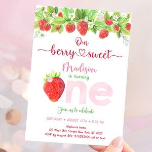 Puede incluir: Una invitaci&oacute;n de primer cumplea&ntilde;os rosa y verde con un dise&ntilde;o de fresa. La invitaci&oacute;n dice "Our berry sweet Madison is turning one." Incluye la fecha, la hora y la ubicaci&oacute;n de la fiesta. Tambi&eacute;n se incluye informaci&oacute;n de RSVP.