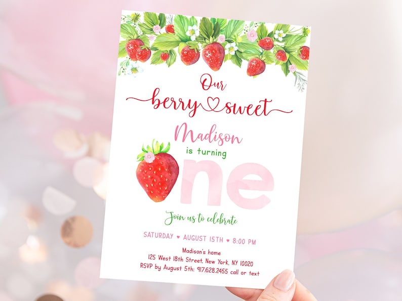 Puede incluir: Una invitaci&oacute;n de primer cumplea&ntilde;os rosa y verde con un dise&ntilde;o de fresa. La invitaci&oacute;n dice "Our berry sweet Madison is turning one." Incluye la fecha, la hora y la ubicaci&oacute;n de la fiesta. Tambi&eacute;n se incluye informaci&oacute;n de RSVP.