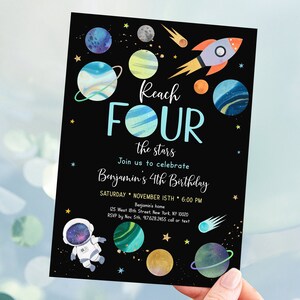 Puede incluir: Una invitación de cumpleaños de temática espacial en negro y azul con un cohete, planetas y estrellas. El texto dice "Reach Four the stars Join us to celebrate Benjamin's 4th Birthday Saturday November 15th 6:00 PM Benjamin's home 125 West 8th Street New York, NY 10020 RSVP by Nov 5th 97628.2455 call or text"
