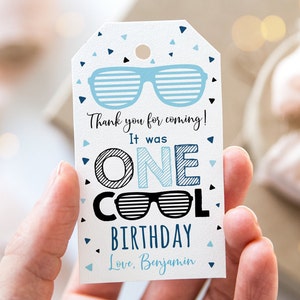 編集可能なクールな誕生日のサンキュータグ、記念品タグ、1歳の誕生日、男の子の夏の誕生日、サングラス、プールパーティー、デジタルダウンロード A538