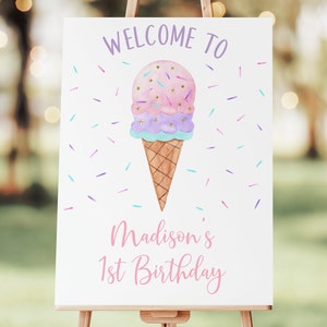 K&ouml;nnte beinhalten: Willkommen zum 1. Geburtstag von Madison Schild mit einem rosa, lila und blauen Eiswaffel mit Streuseln auf wei&szlig;em Hintergrund.