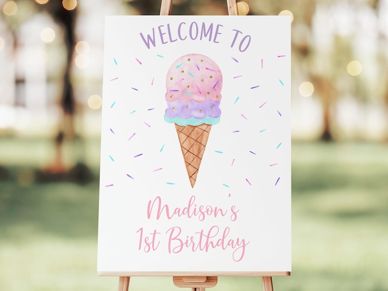K&ouml;nnte beinhalten: Willkommen zum 1. Geburtstag von Madison Schild mit einem rosa, lila und blauen Eiswaffel mit Streuseln auf wei&szlig;em Hintergrund.