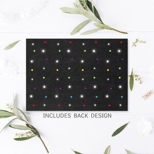 Puede incluir: Tarjeta negra con fondo blanco y puntos de colores. La tarjeta tiene un patr&oacute;n de estrellas blancas y el texto "INCLUDES BACK DESIGN".