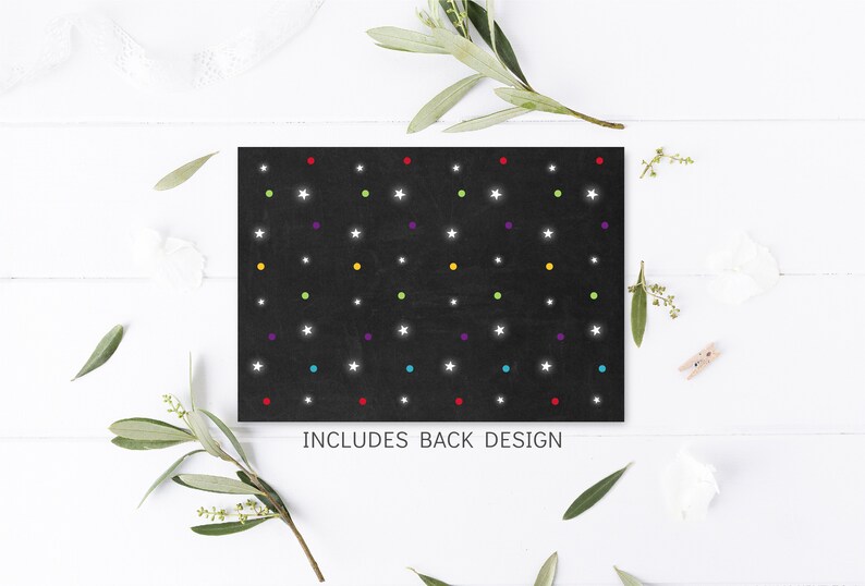 Puede incluir: Tarjeta negra con fondo blanco y puntos de colores. La tarjeta tiene un patr&oacute;n de estrellas blancas y el texto "INCLUDES BACK DESIGN".