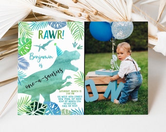 Puede incluir: Una silueta de dinosaurio verde con el texto "RAWR! Benjamin is one-a-saurus" sobre un fondo blanco con hojas tropicales verdes y azules. El texto debajo del dinosaurio dice "Sábado, 15 de marzo, 2:00 PM, 125 West 18th Street, New York, NY 10020, RSVP antes del 5 de marzo, 917.628.2455, Llama o envía un mensaje de texto".