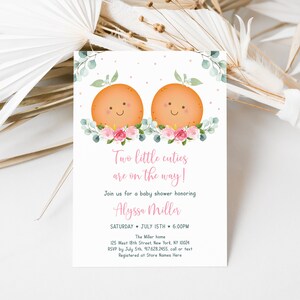 Puede incluir: Una invitaci&oacute;n a un baby shower con un dise&ntilde;o floral rosa y verde. Dos ilustraciones de frutas naranjas con caras sonrientes est&aacute;n en la parte superior de la invitaci&oacute;n. El texto dice "&iexcl;Dos peque&ntilde;os encantos est&aacute;n en camino!" y "&Uacute;nete a nosotros para un baby shower en honor a Alyssa Miller".