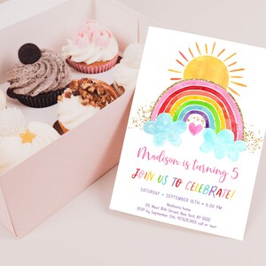 Invitación de cumpleaños arcoíris, sol y nubes (digital editable) A661 imagen 5
