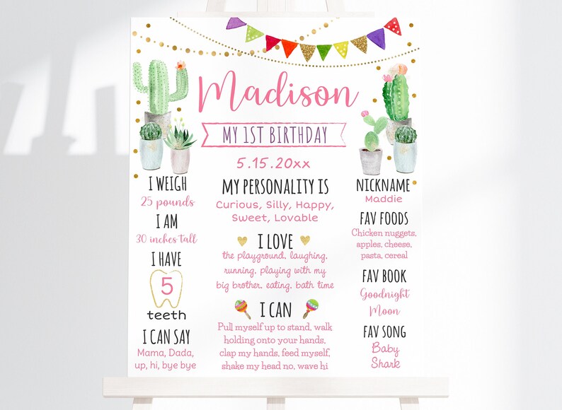 Puede incluir: Un cartel de primer cumplea&ntilde;os rosa y dorado con tem&aacute;tica de cactus. El cartel dice "Madison Mi 1er Cumplea&ntilde;os 5.15.20xx". Tambi&eacute;n enumera detalles sobre el ni&ntilde;o, como su peso, altura, comidas favoritas y libro favorito.