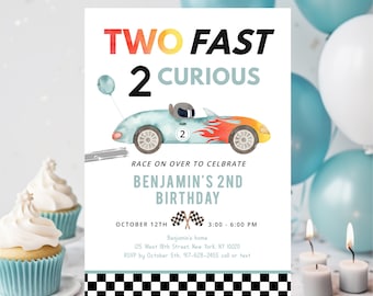 Könnte beinhalten: Eine Geburtstagseinladung mit Rennwagen-Motiv. Die Einladung lautet "TWO FAST 2 CURIOUS" und enthält Details zum 2. Geburtstag von Benjamin. Das Design zeigt einen hellblauen Rennwagen mit orangefarbenen Flammen.