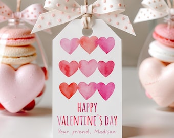 Op de afbeelding: Een wit cadeau-etiket met een aquarelontwerp van roze harten. Het etiket zegt "Happy Valentine's Day" en "Your friend, Madison".