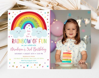 Puede incluir: Invitación a una fiesta de cumpleaños con temática de arcoíris con un arcoíris colorido, nubes con caras sonrientes y una foto de una niña sosteniendo un pastel de arcoíris. El texto de la invitación dice "Únete a nosotros para un arcoíris de diversión mientras celebramos el 3er cumpleaños de Madison".