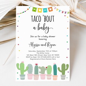 Może przedstawiać: Białe zaproszenie na baby shower z kolorowym motywem fiesty. Zaproszenie zawiera napis "Taco 'Bout a Baby" i ozdobione jest kolorowymi chorągiewkami z frędzlami. Zaproszenie zawiera r&oacute;wnież rząd kaktus&oacute;w w doniczkach.