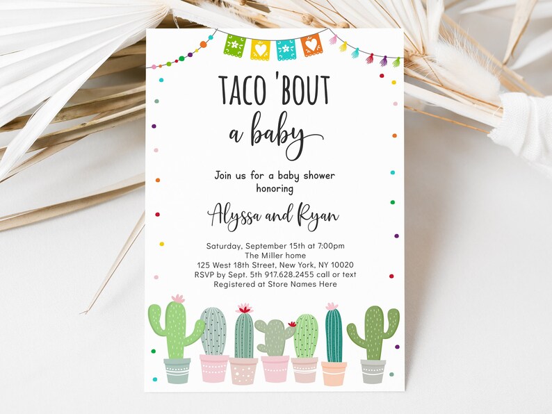 Może przedstawiać: Białe zaproszenie na baby shower z kolorowym motywem fiesty. Zaproszenie zawiera napis "Taco 'Bout a Baby" i ozdobione jest kolorowymi chorągiewkami z frędzlami. Zaproszenie zawiera r&oacute;wnież rząd kaktus&oacute;w w doniczkach.