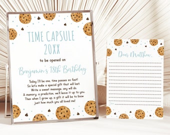Op de afbeelding: Een printbare tijdcapsule voor de 18e verjaardag van een kind. Het ontwerp heeft een blauwe en witte achtergrond met een koekjesmotief. De tekst luidt "Tijdcapsule 20XX te openen op de 18e verjaardag van Benjamin".