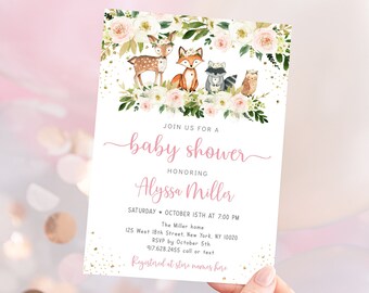 Puede incluir: Una invitación de baby shower rosa y blanca con una corona de flores y animales del bosque. La invitación dice "Únete a nosotros para una baby shower en honor a Alyssa Miller" e incluye la fecha, la hora, la ubicación y la información de RSVP.