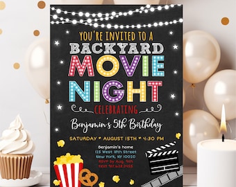 Op de afbeelding: Zwarte borduitnodiging voor een filmnacht in de achtertuin ter ere van een 5e verjaardag. De uitnodiging bevat kleurrijke gloeilampenletters die 'Movie Night' spellen en een filmklap-afbeelding. De tekst luidt: 'U bent uitgenodigd voor een filmnacht in de achtertuin ter ere van de 5e verjaardag van Benjamin. Zaterdag 15 augustus, 16:30 uur. Benjamins huis, 125 West 18th Street, New York, NY 10020. RSVP vóór 9 augustus, sms 917.628.2455.'