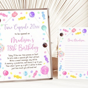 Può includere: Un kit di capsula del tempo stampabile con uno sfondo rosa e bianco con un tema di caramelle. Il testo recita "Time Capsule 20xx da aprire per il 18° compleanno di Madison". Il kit include una pagina per scrivere un messaggio e una pagina per scrivere una lettera.