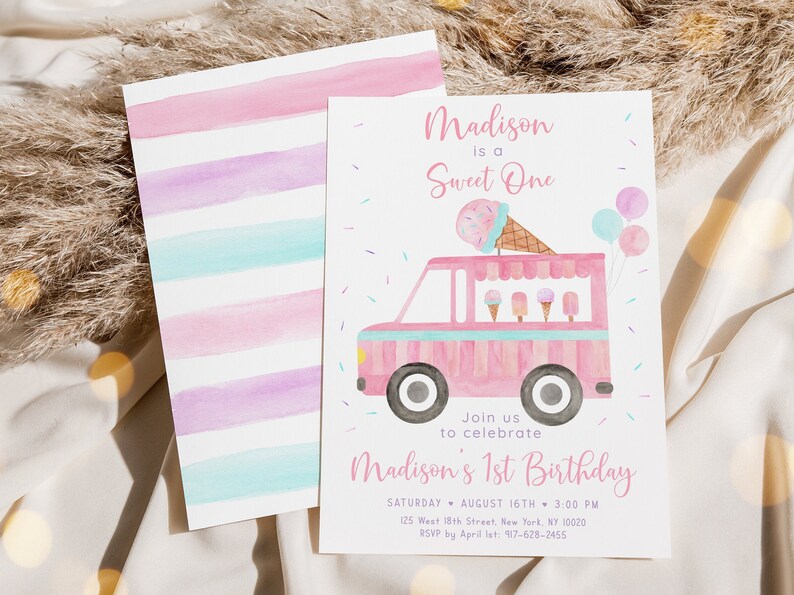 Puede incluir: Una invitaci&oacute;n de acuarela rosa y azul para una fiesta de primer cumplea&ntilde;os. La invitaci&oacute;n presenta un cami&oacute;n de helados con conos de helado y globos. El texto de la invitaci&oacute;n dice "Madison is a Sweet One" y "Join us to celebrate Madison's 1st Birthday".
