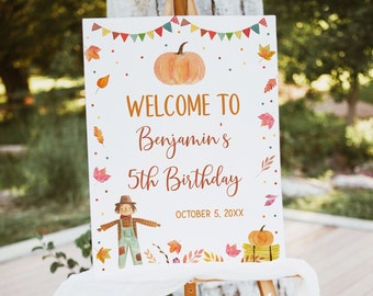 Könnte beinhalten: Willkommen zum 5. Geburtstag von Benjamin Schild mit Herbstthema. Das Schild zeigt einen Kürbis, eine Vogelscheuche und Herbstblätter. Der Text auf dem Schild lautet "Willkommen zum 5. Geburtstag von Benjamin, 5. Oktober 20XX".