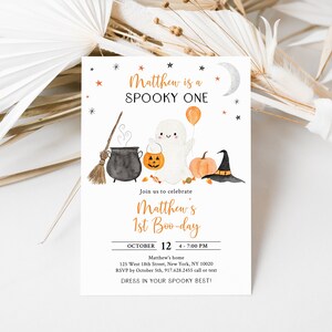 K&ouml;nnte beinhalten: Eine wei&szlig;e Einladung mit einer Schwarzwei&szlig;illustration eines Geistes, der einen Ballon, einen Kessel, einen Besen und einen K&uuml;rbis h&auml;lt. Der Text lautet "Matthew is a SPOOKY ONE" und "Join us to celebrate Matthew's 1st Boo-day".