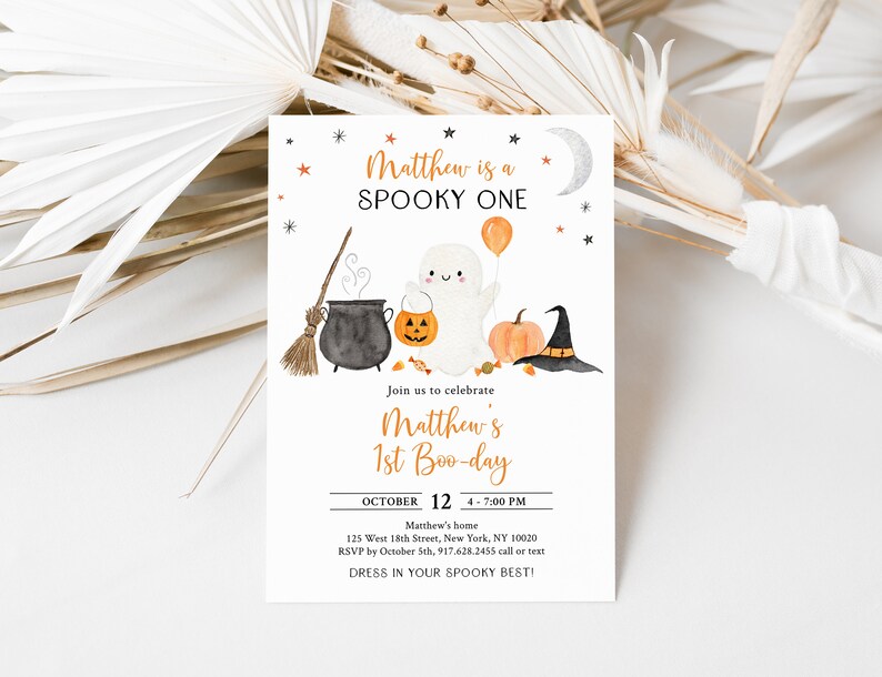 K&ouml;nnte beinhalten: Eine wei&szlig;e Einladung mit einer Schwarzwei&szlig;illustration eines Geistes, der einen Ballon, einen Kessel, einen Besen und einen K&uuml;rbis h&auml;lt. Der Text lautet "Matthew is a SPOOKY ONE" und "Join us to celebrate Matthew's 1st Boo-day".