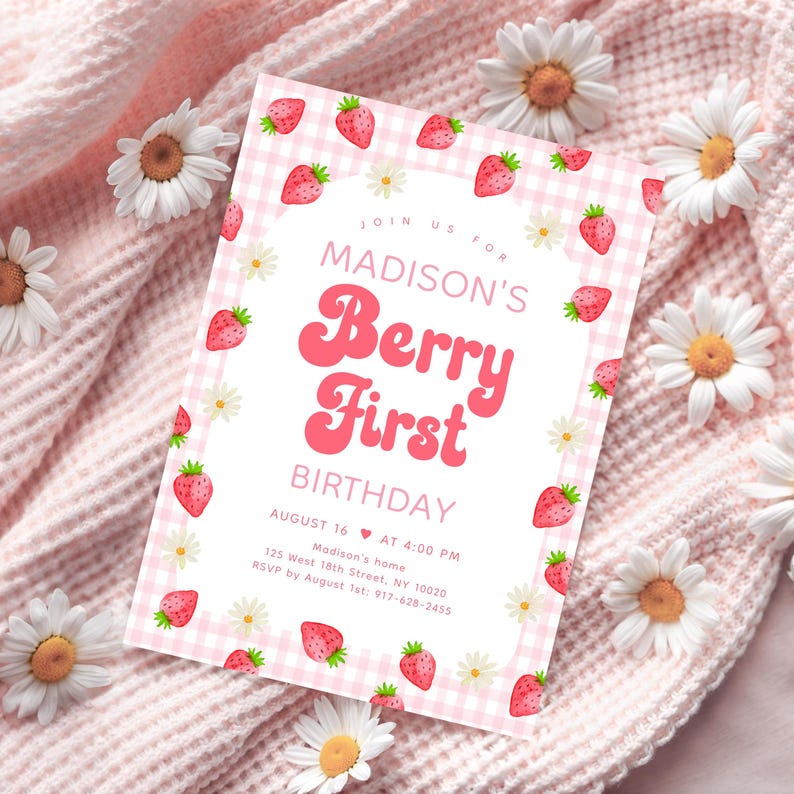 Puede incluir: Una invitaci&oacute;n con estampado de cuadros vichy rosa y blanco con un borde de fresas. La invitaci&oacute;n dice "Join us for Madison's Berry First Birthday" con un coraz&oacute;n rosa y la fecha y hora de la fiesta. El texto tambi&eacute;n incluye la direcci&oacute;n y la informaci&oacute;n de RSVP.