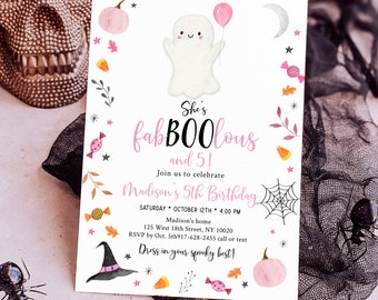 Puede incluir: Una invitación de cumpleaños con temática de Halloween con un fantasma amigable sosteniendo un globo rosa. La invitación dice "She's fabBOOlous and 5!" con detalles para el quinto cumpleaños de Madison. El diseño incluye calabazas rosas, caramelos y un sombrero de bruja.