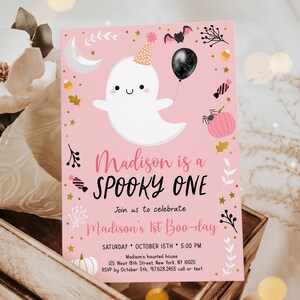 Peut inclure: Invitation &agrave; une f&ecirc;te d'Halloween rose avec une illustration mignonne de fant&ocirc;me, des accents de paillettes dor&eacute;es et le texte "Madison is a SPOOKY ONE. Join us to celebrate Madison's 1st Boo-day. Saturday, October 15th, 5:00 PM. Madison's haunted house, 125 West 18th Street, New York, NY 10020. RSVP by October 5th, 917.628.2455 call or text."