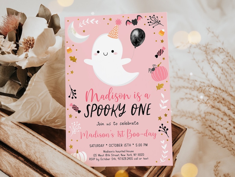 Peut inclure: Invitation &agrave; une f&ecirc;te d'Halloween rose avec une illustration mignonne de fant&ocirc;me, des accents de paillettes dor&eacute;es et le texte "Madison is a SPOOKY ONE. Join us to celebrate Madison's 1st Boo-day. Saturday, October 15th, 5:00 PM. Madison's haunted house, 125 West 18th Street, New York, NY 10020. RSVP by October 5th, 917.628.2455 call or text."