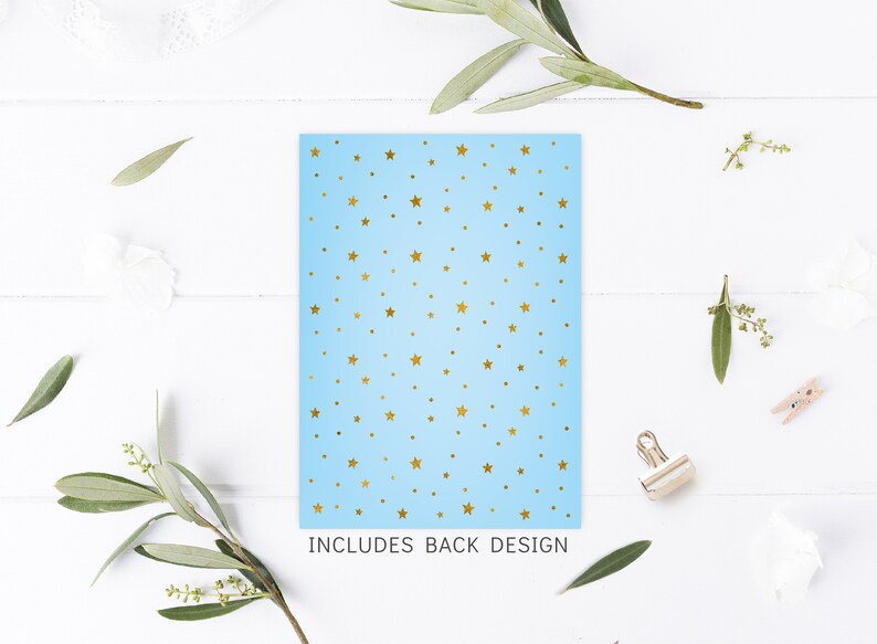Peut inclure: Une carte bleu clair avec un motif d'&eacute;toiles dor&eacute;es. Le texte "INCLUDES BACK DESIGN" est imprim&eacute; en bas de la carte.