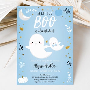 Peut inclure: Une invitation de f&ecirc;te pr&eacute;natale bleue avec un motif de fant&ocirc;me et de citrouille. Le texte indique "A Little Boo is almost due!" et comprend le nom "Alyssa Miller" ainsi que les d&eacute;tails de la f&ecirc;te.