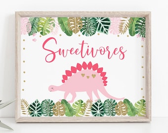 Puede incluir: Un dinosaurio rosa con un borde de hojas verdes y doradas y el texto "Sweetivores" sobre un fondo blanco.