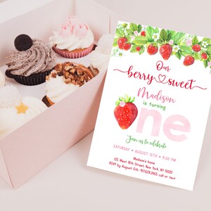 Invitación de cumpleaños editable con diseño de fresa. Fiesta de fresas dulces para niña. Primer cumpleaños. Diseño floral rosa y verde. Descarga digital imprimible A618. imagen 3