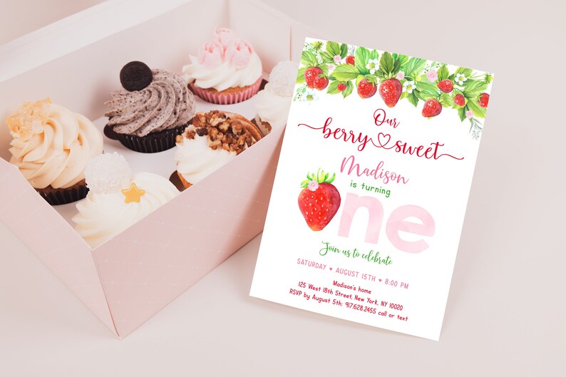 Invitación de cumpleaños editable con diseño de fresa. Fiesta de fresas dulces para niña. Primer cumpleaños. Diseño floral rosa y verde. Descarga digital imprimible A618. imagen 3